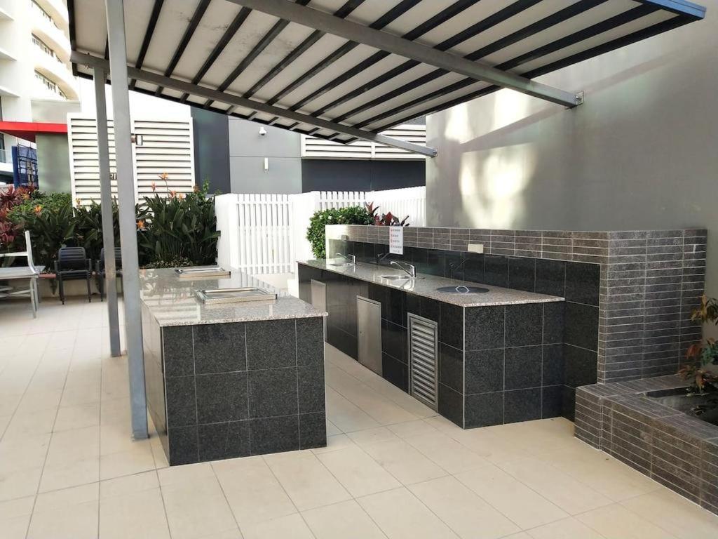 Three-Bedroom Apartment With Amazing View Near Surfers Paradise Гоулд Коуст Екстериор снимка