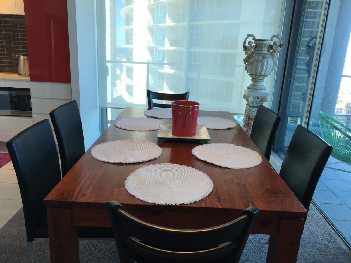 Three-Bedroom Apartment With Amazing View Near Surfers Paradise Гоулд Коуст Екстериор снимка