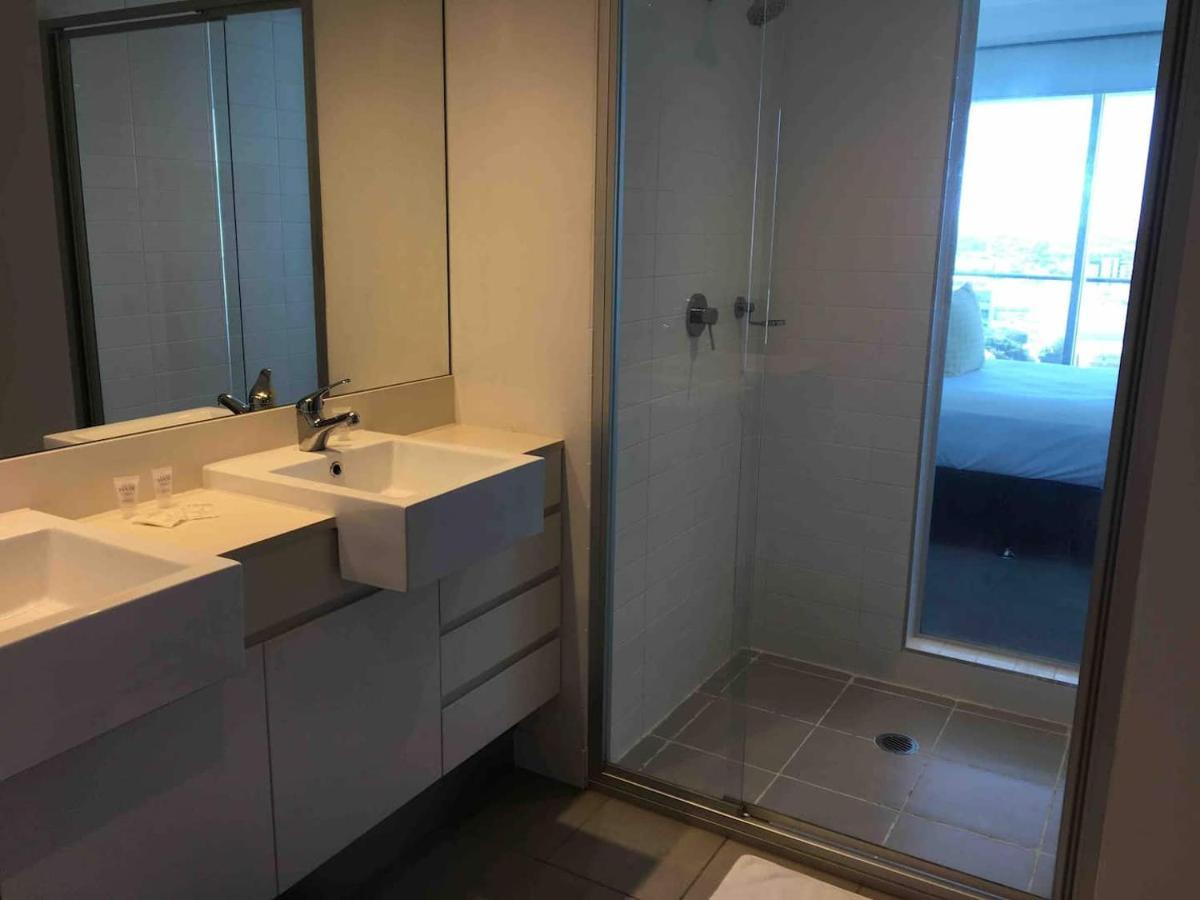 Three-Bedroom Apartment With Amazing View Near Surfers Paradise Гоулд Коуст Екстериор снимка